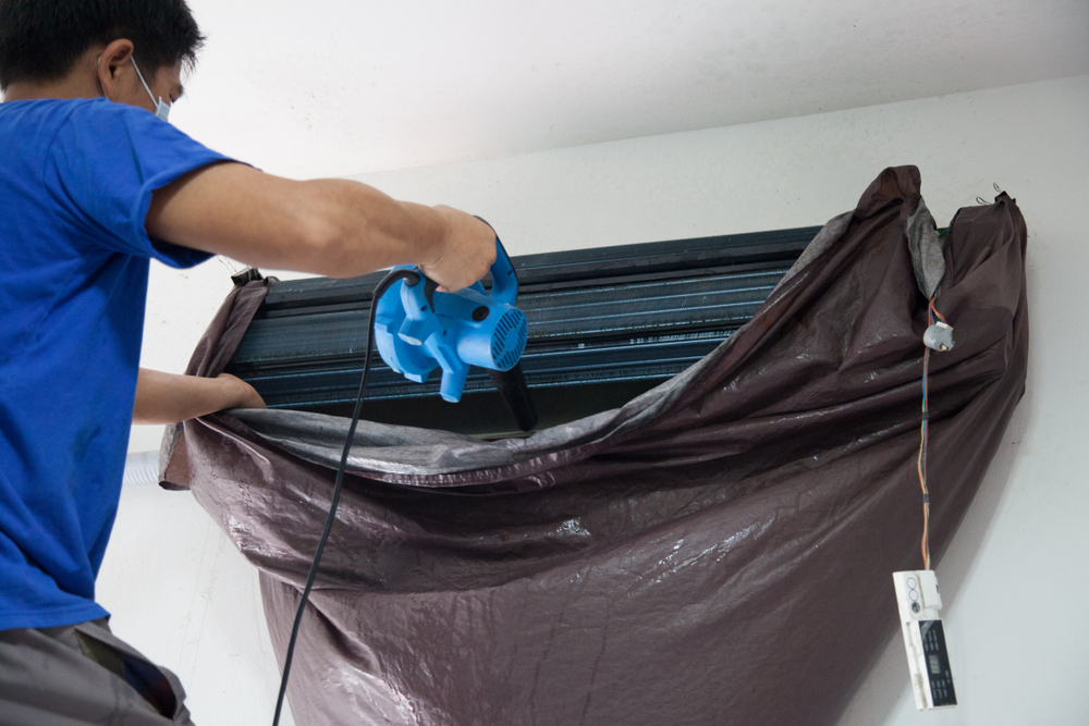 Superior Air Duct Cleaning Tech Using High-Tech Tools & Vacuum